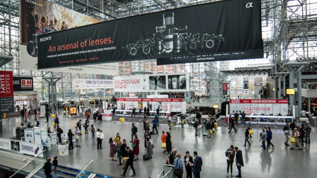 La enorme fer&iacute;a de fotograf&iacute;a PhotoPlus Expo 2016 en el Javits Convention Center de Nueva York. Foto: Enrique Shore