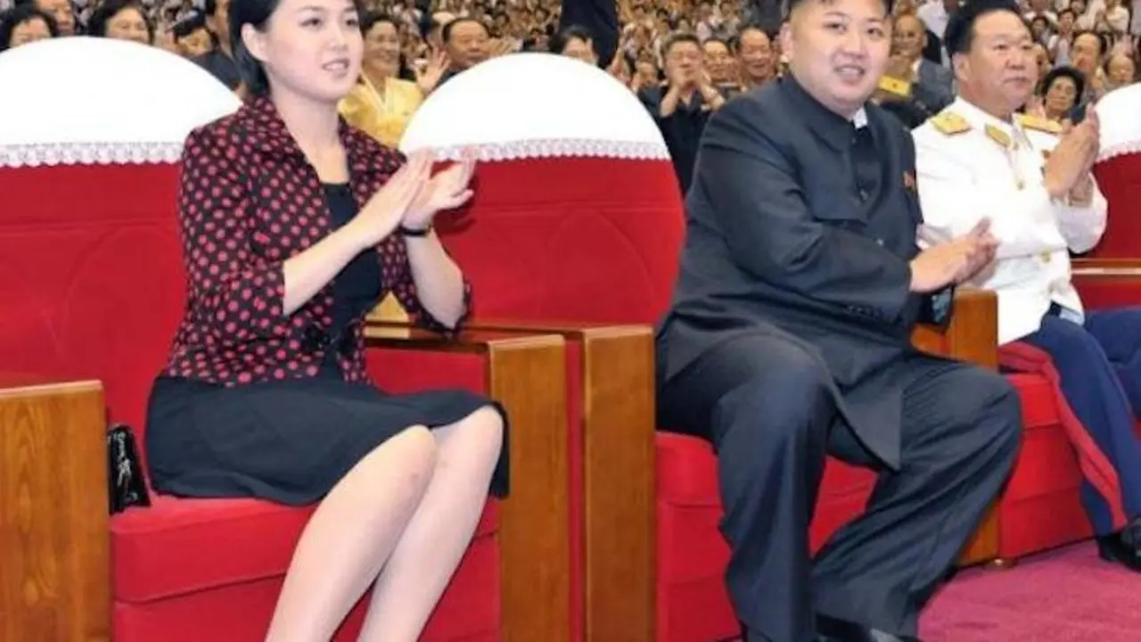 Ri Sol-ju (izquierda) acompa&ntilde;a a su marido en un acto oficial. / upi.com