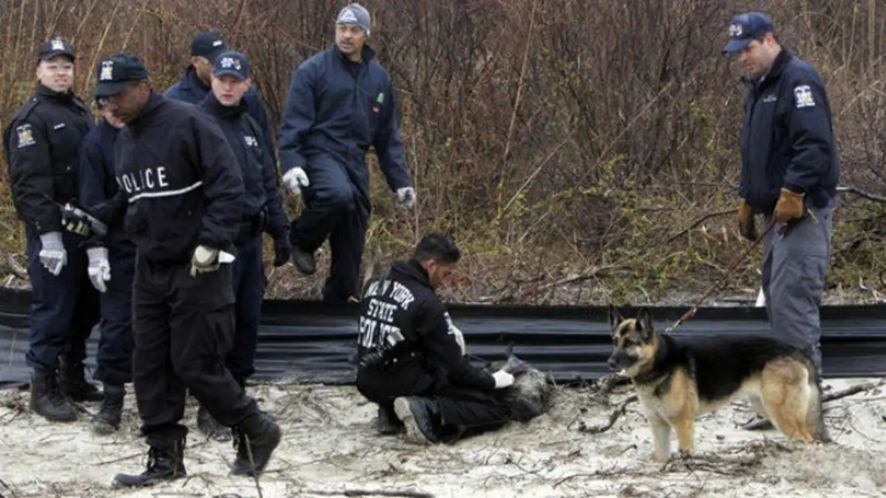 Polic&iacute;as en Gilgo Beach. / CBS