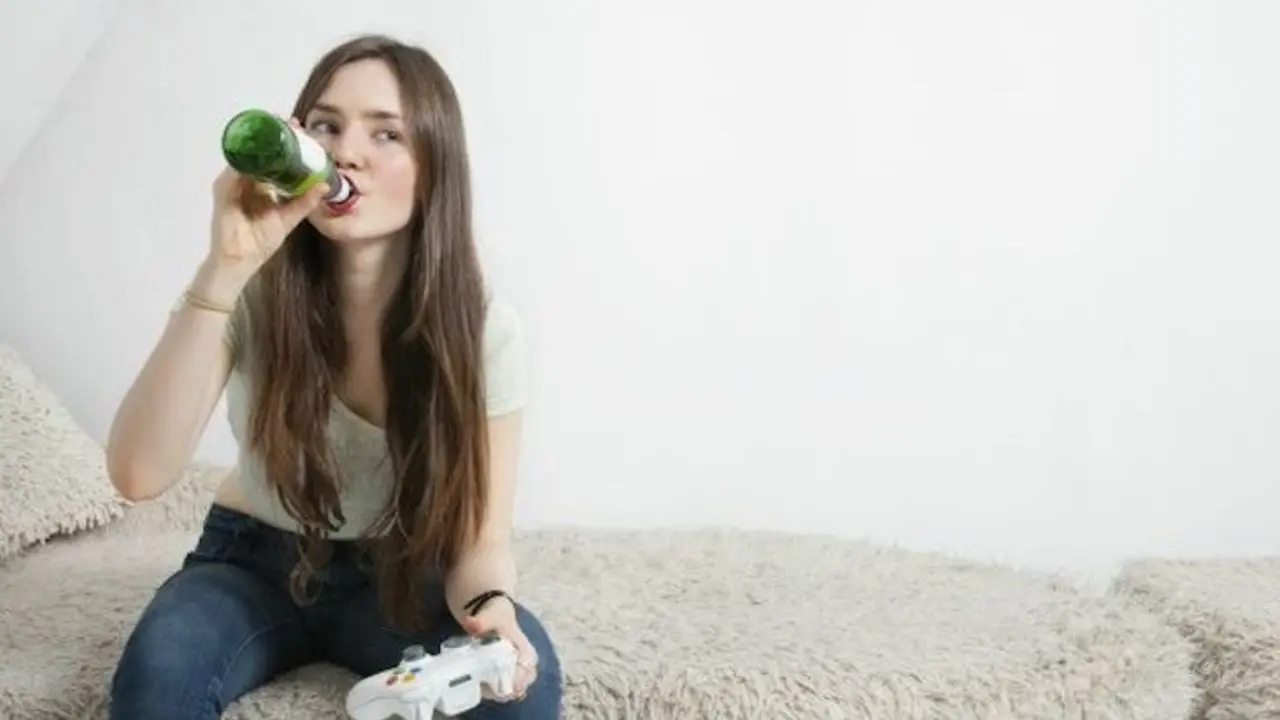 Niña bebiendo alcohol. / Thinkstock
