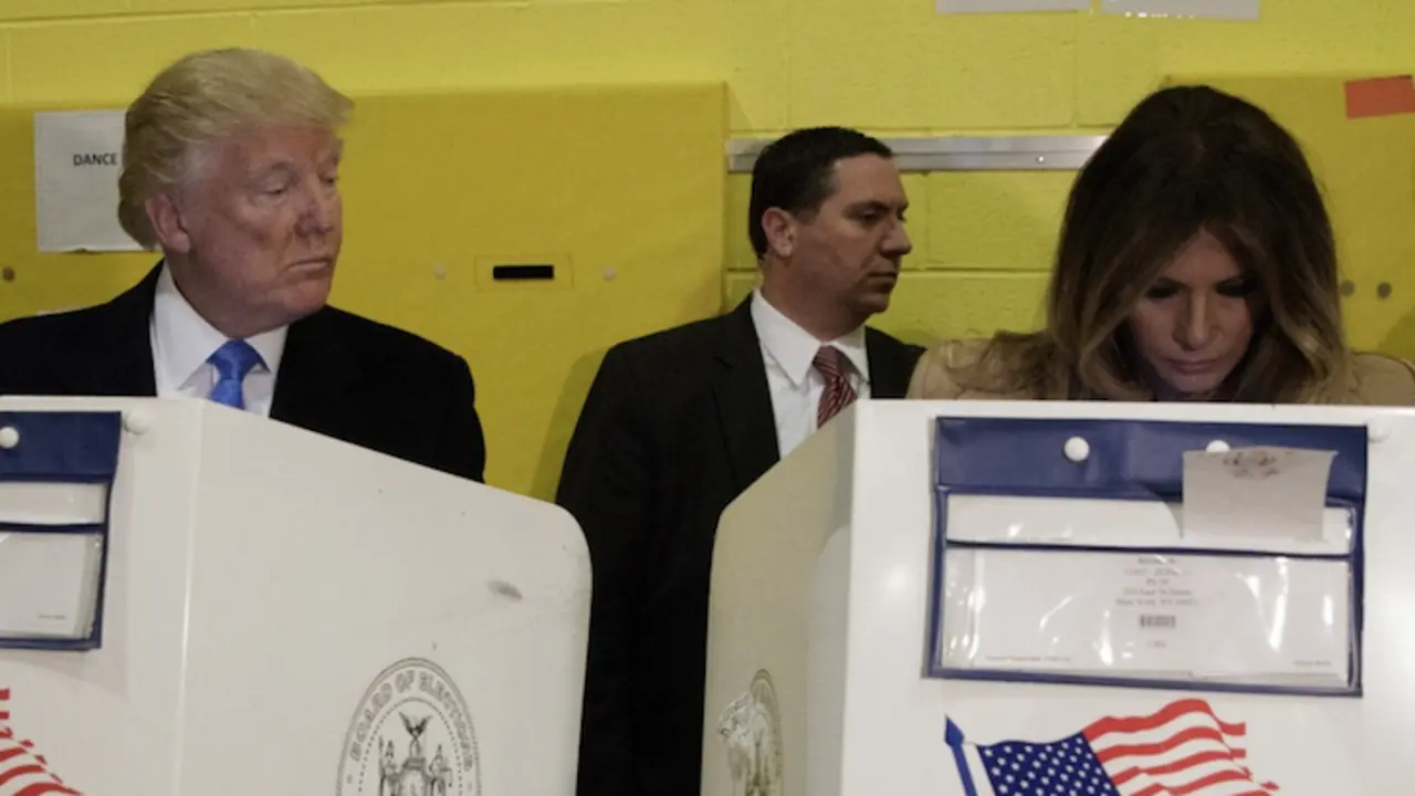 Trump vigila el voto de Melania. / @UniPolitica