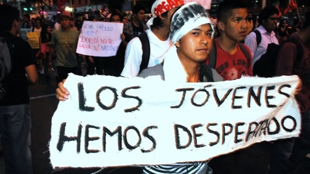 J&oacute;venes protestando