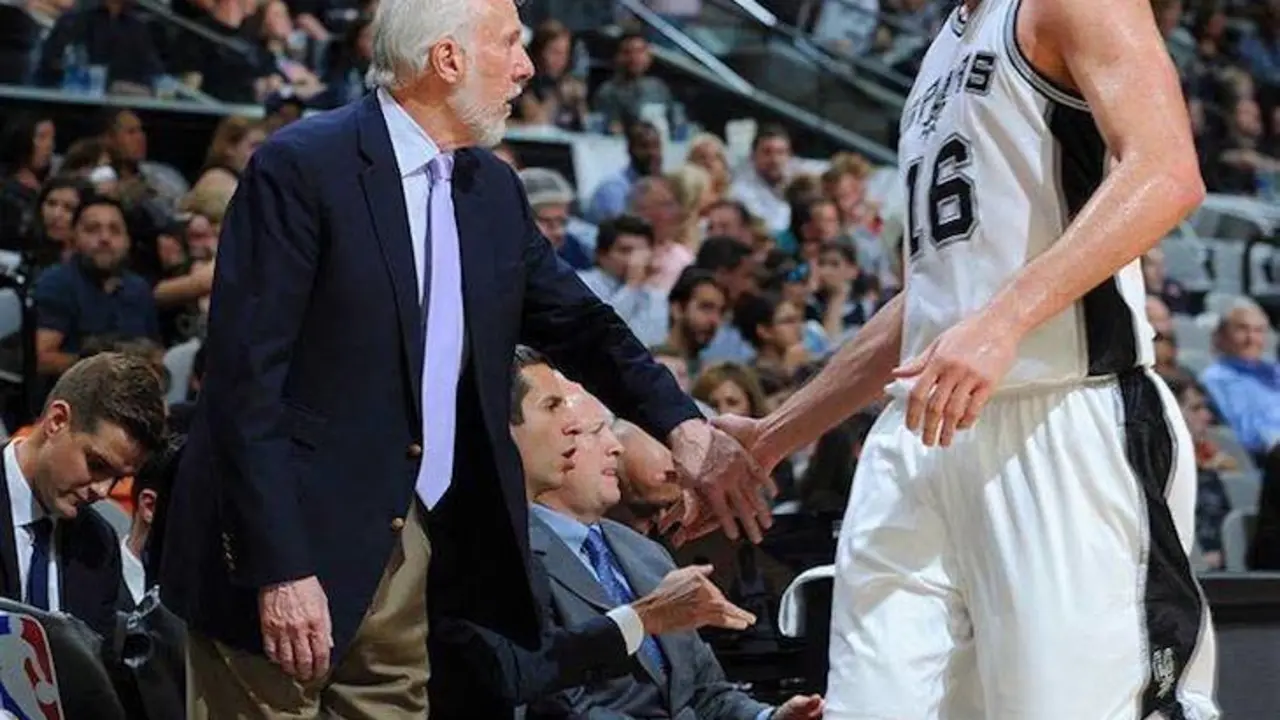 Pau Gasol y Gregg Popovich. / Facebook.