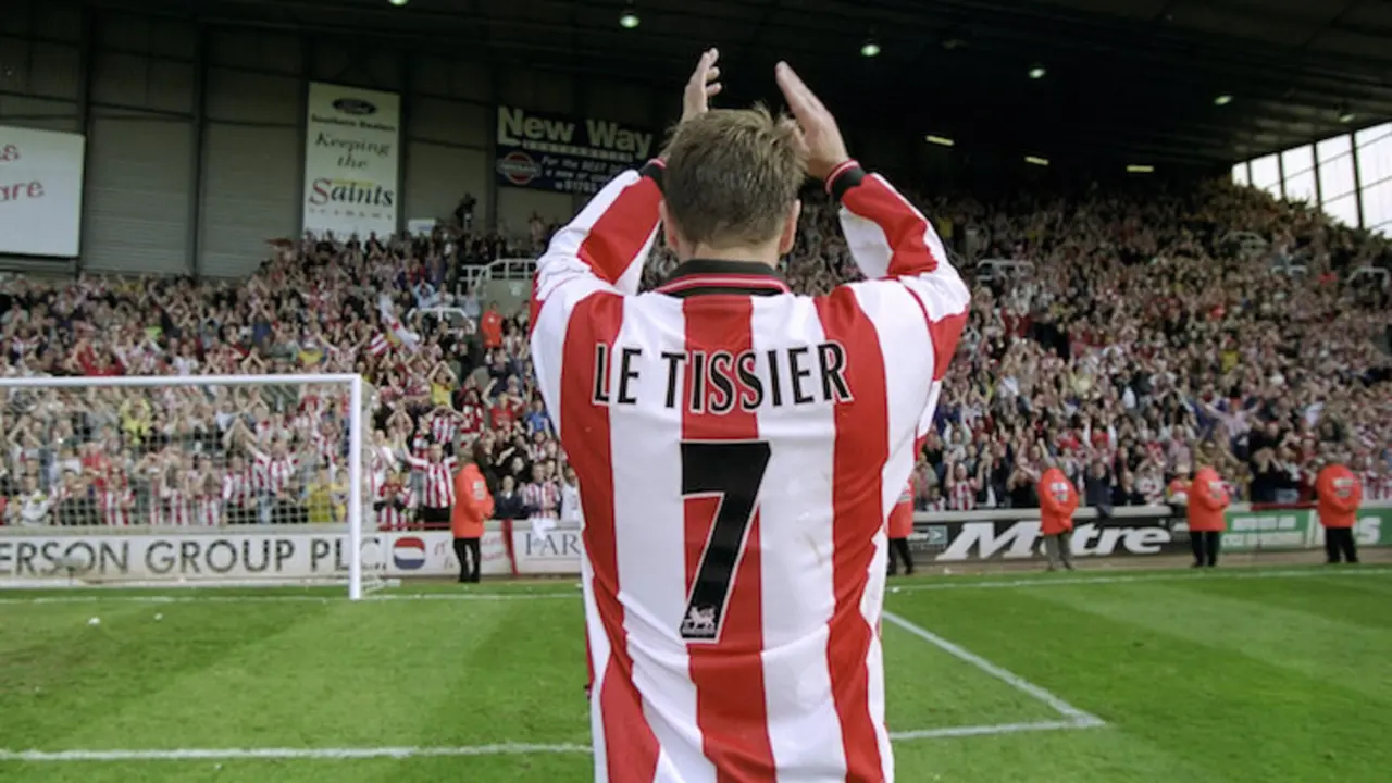 Le Tissier se dirige a la afici&oacute;n / Mandatory / Gary M Prior/Allsport
