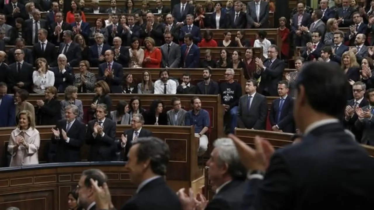 Los diputados de Podemos, sentados y sin aplaudir al Rey.