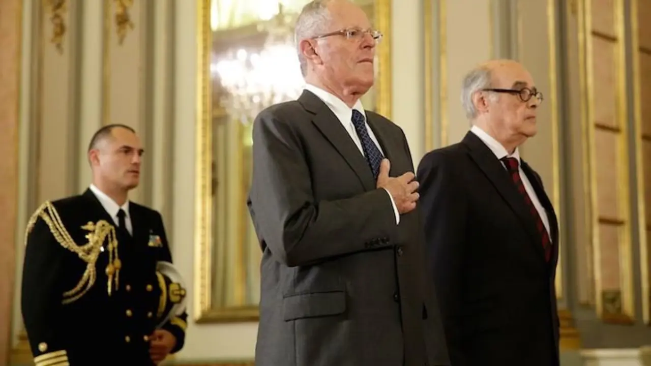 Pedro Pablo Kuczynski (primer plano) presidente de Per&uacute;. / Facebook.