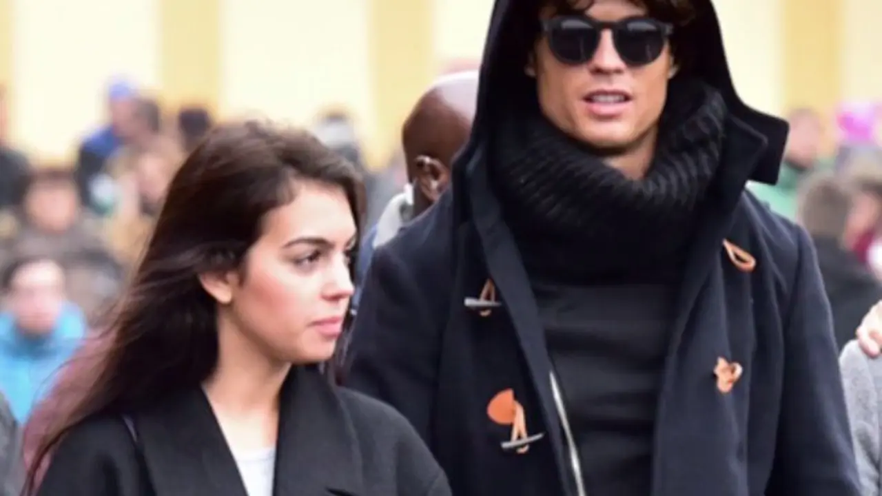 Cristiano Ronaldo disfrazado con su nueva novia Gerogina Rodr&iacute;guez. /Hola