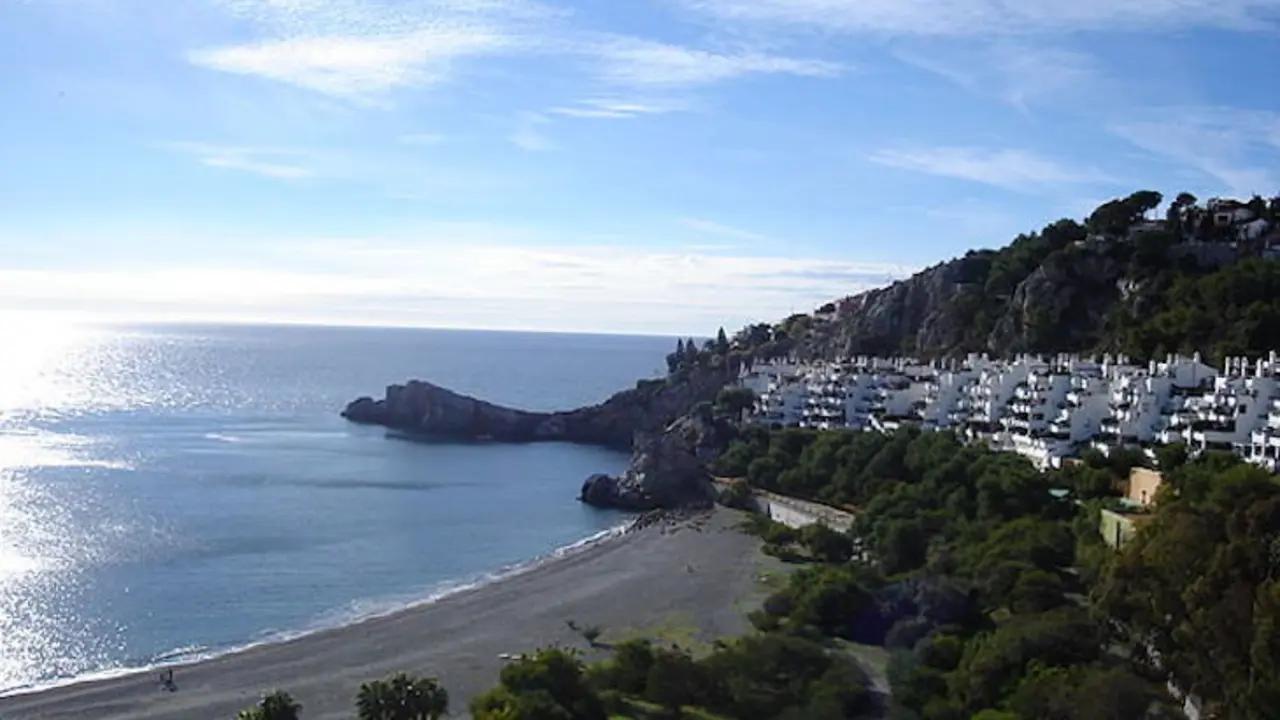 Playa de la Marina del Este en Almuñecar. / Wikipedia