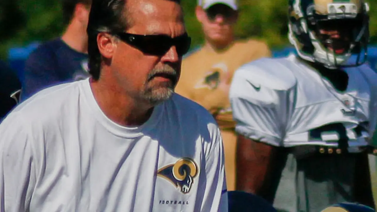 Jeff Fisher entrenando a los Rams.