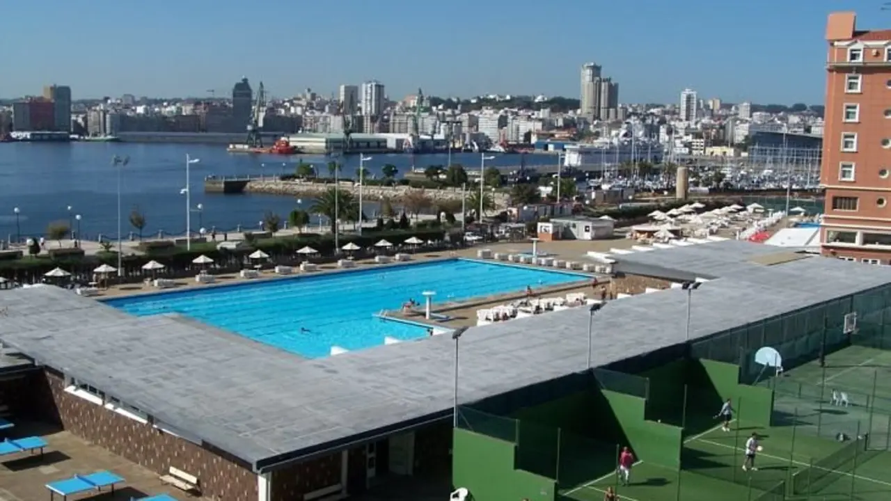En primer plano, la Solana, la zona objeto de privatización en A Coruña. / Panoramio