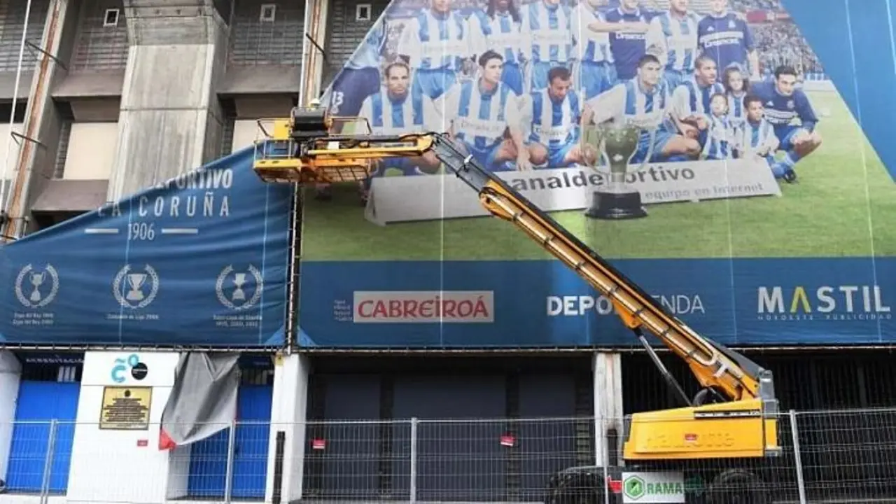Retirada de lonas en el estadio de Riazor. / La Opini&oacute;n