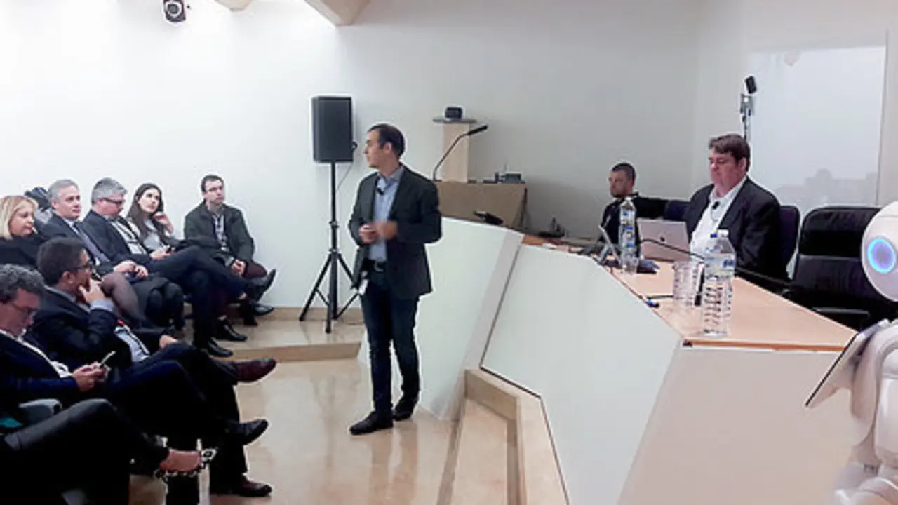 Ponentes y público asistente a una de las actividades organizadas por Abanca y Microsoft. / Mundiario