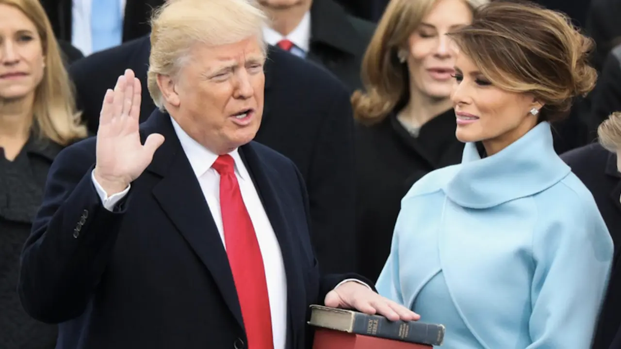 Donald Trump jurando el cargo bajo la atenta mirada de su esposa Melania Trump. / TV Rtve