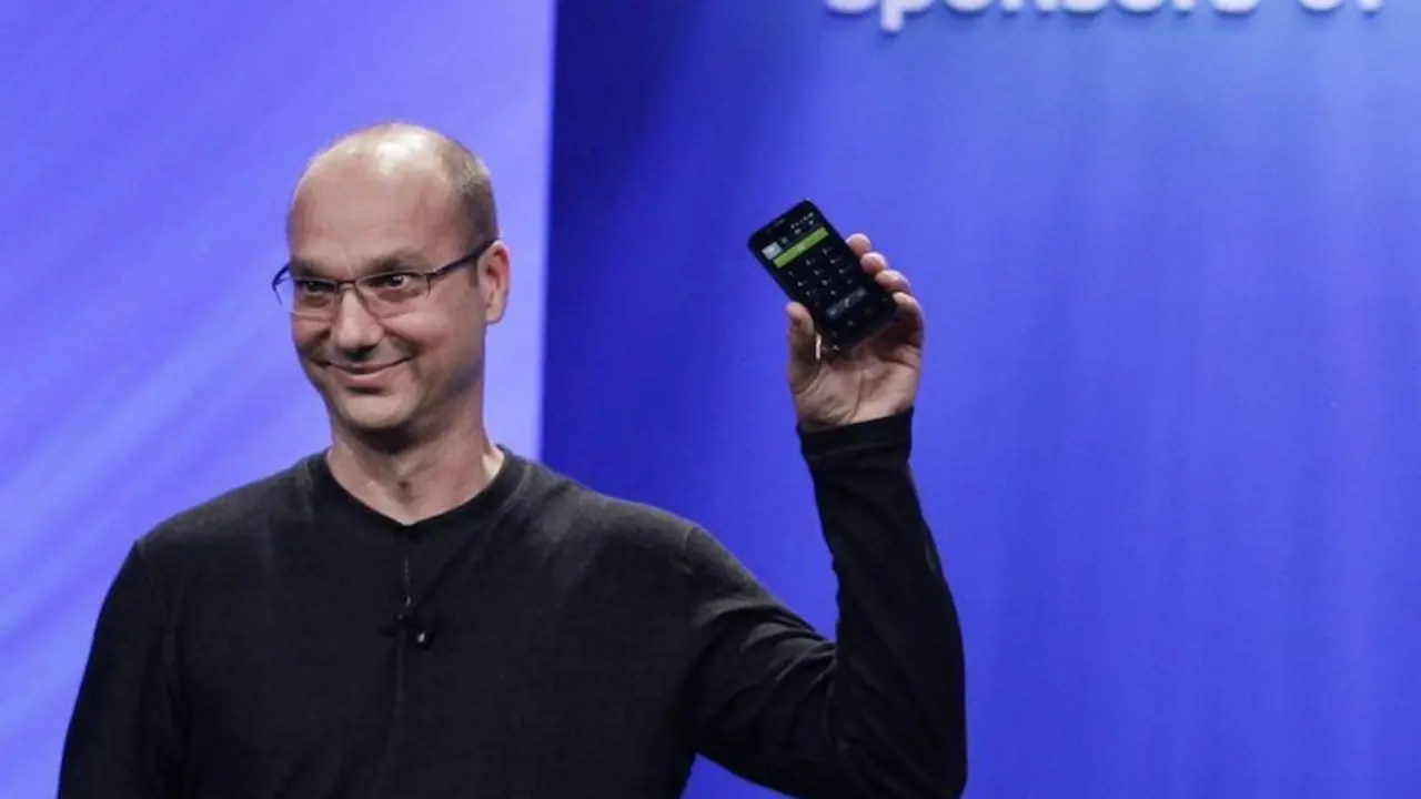 Andy Rubin, creador de Apple, con el prototipo de su Essential. / Twitter.