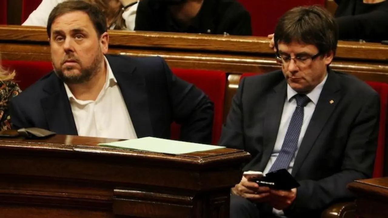 Oriol Junqueras y Carles Puigdemont en el Parlamento Catalán. / Facebook @KRLSPuigdemont