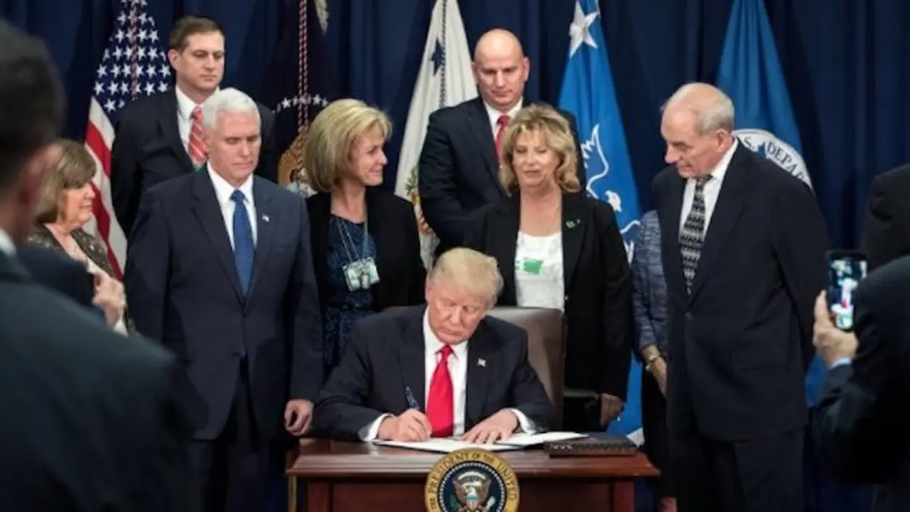 Donald Trump rodeado de algunos miembros de su equipo. / Twitter @realDonaldTrump