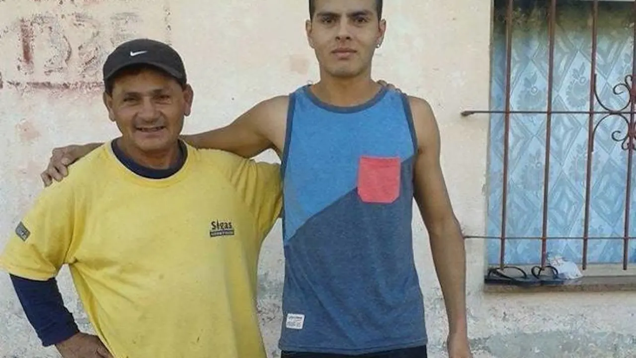 Facundo junto a su pap&aacute; en el humilde barrio Salitre, en Las Termas de R&iacute;o Hondo, Argentina.