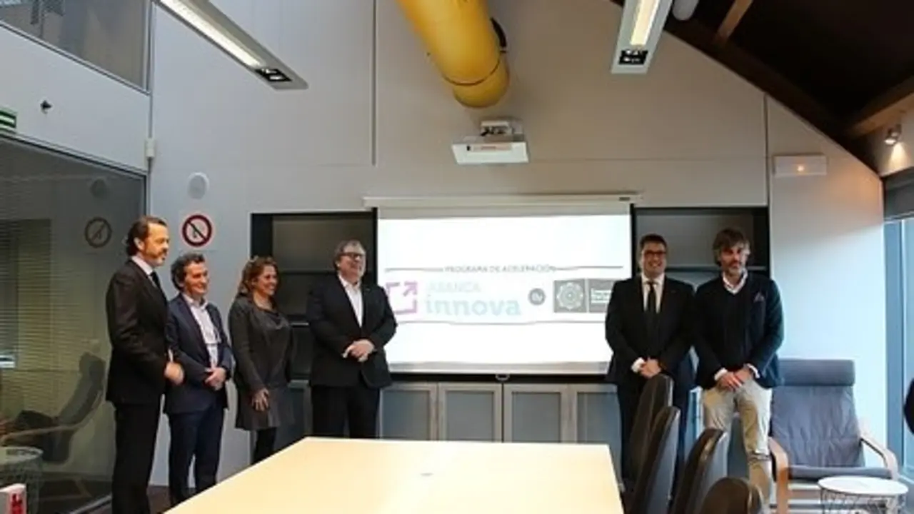 Javier Carral, director de Participadas de Abanca; Eduardo Aldao, director de Innovaci&oacute;n de Abanca; Elisabeth Mart&iacute;nez, cofundadora & CEO de Conector; Jos&eacute; Manuel Vali&ntilde;o, director general de IT de Abanca; Pablo Mateo, gerente de Abanca Innova, y Lalo Garc&iacute;a, director de Conector Galicia. / Mundiario