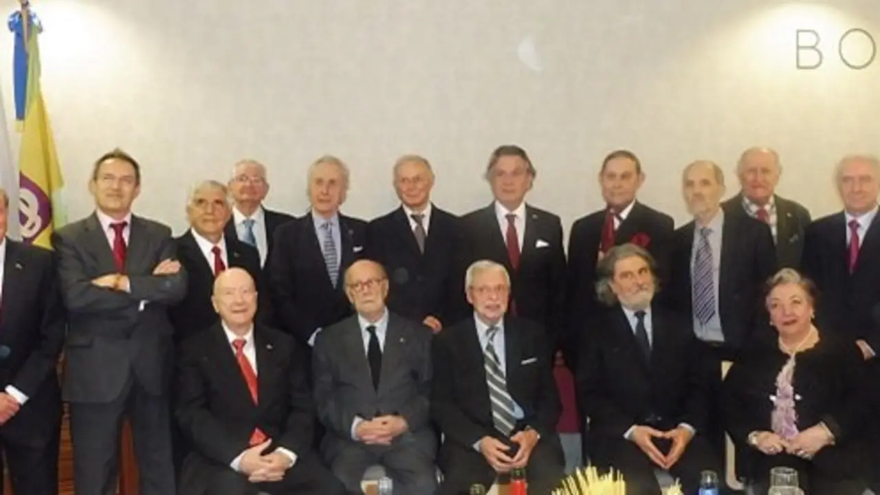 Los homenajeados con  la junta Derectiva