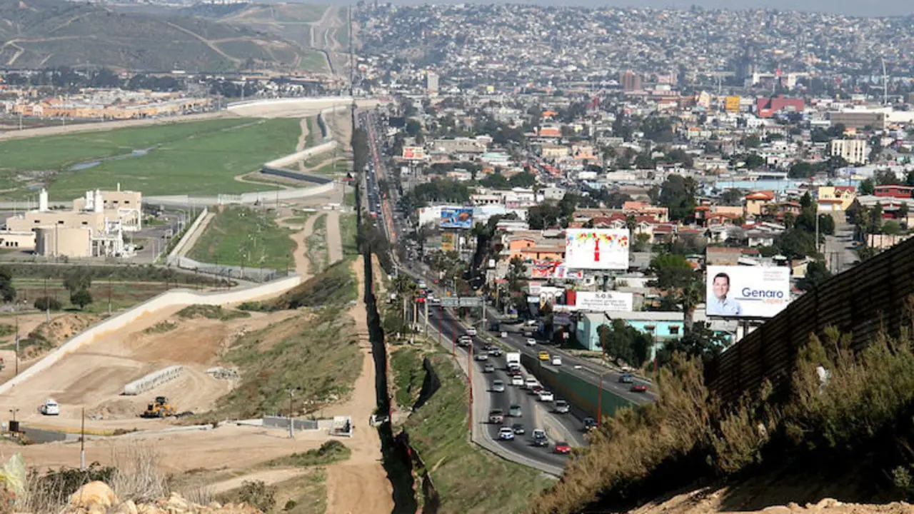 Parte del muro en el sector oeste entre México y EE UU - a la izq. la ciudad estadounidense de San Diego; a la derecha la ciudad mexicana de Tijuana, densamente poblada -. / Wikipedia