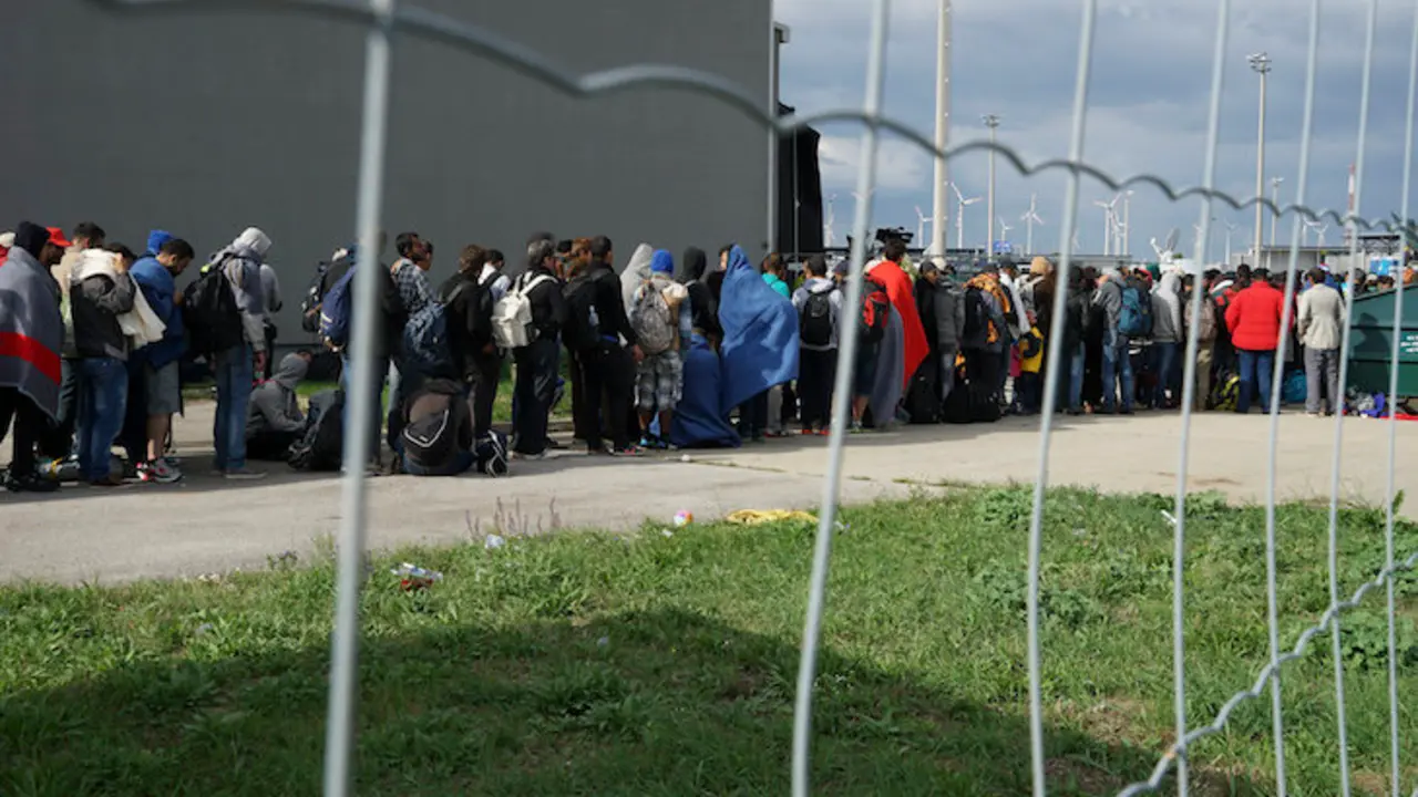 Un grupo de refugiados espera para ingresar a Alemania. / Twitter