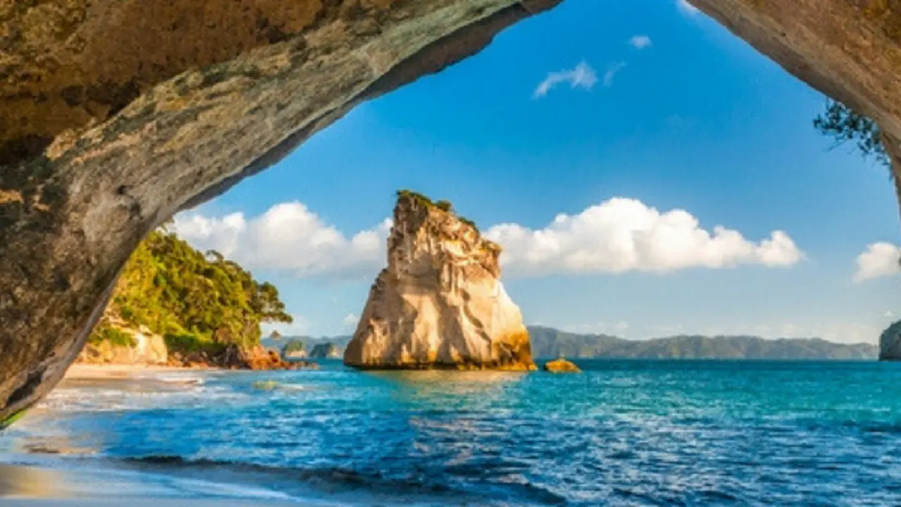 Cathedral Cove, Nueva Zelanda, Su principal atractivo es la cueva gigante con forma de arco que une dos ensenadas de arena blanca. Alcoviajes