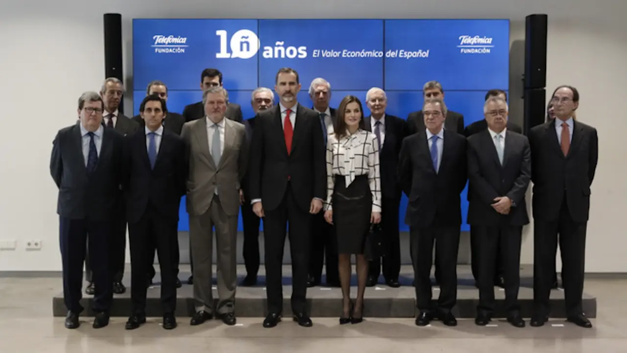 Sus Majestades los Reyes, con las autoridades asistentes, los responsables de Telefónica y su Fundación, los representantes de las entidades colaboradoras y los codirectores del proyecto. / Casa Real