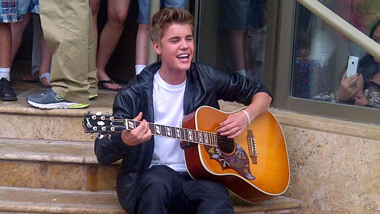 Justin Bieber el 16 de Junio en las escaleras del teatro Avon, el teatro en el cual empez&oacute; a cantar desde muy peque&ntilde;o.