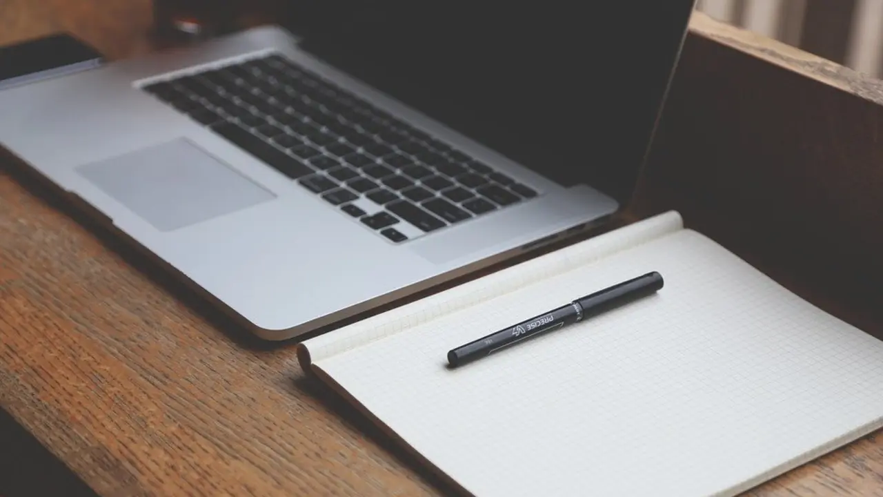 Puesto de trabajo en una oficina empresarial. / Pixabay