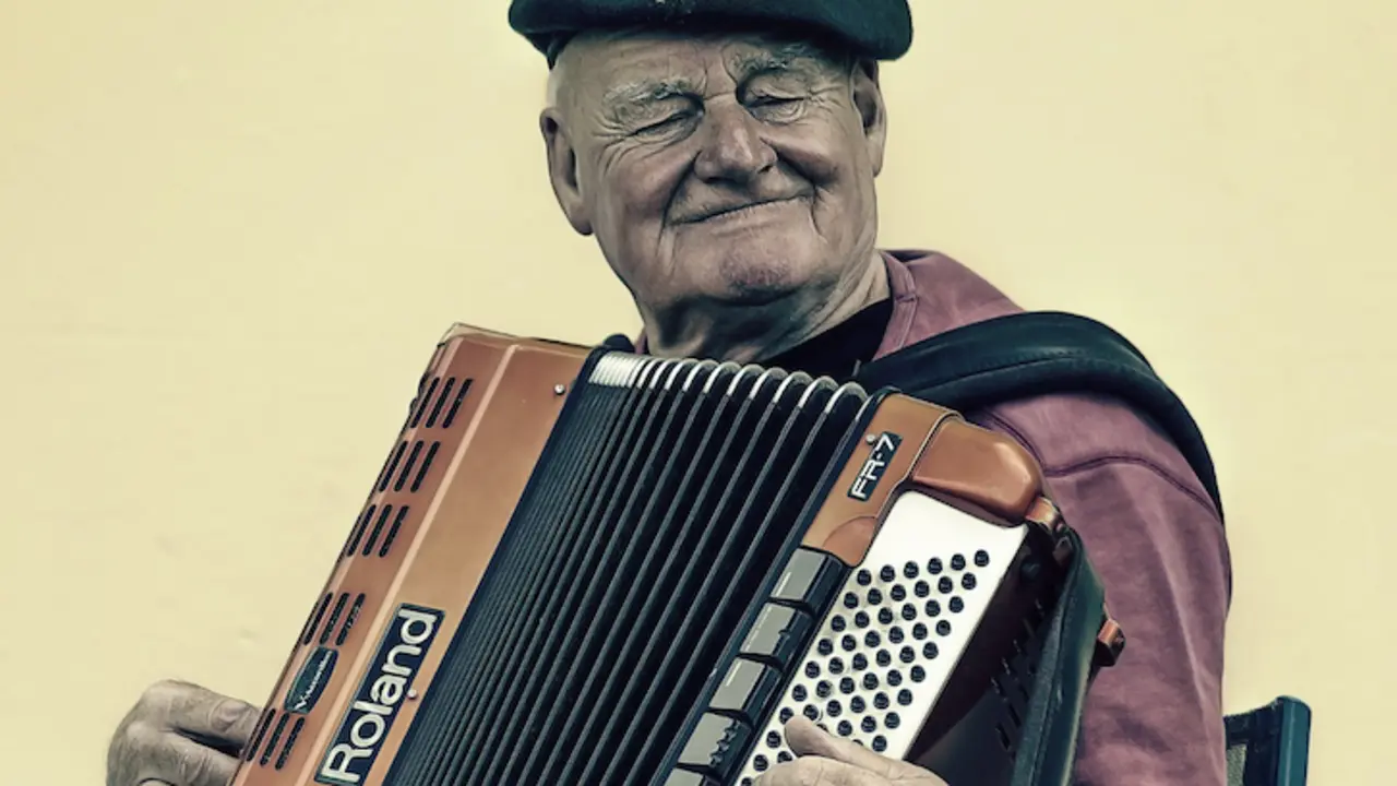 Un anciano tocando el acordeón. / Pixabay