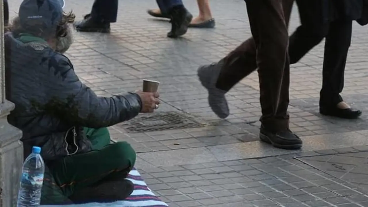 Una persona en situación de pobreza pidiendo en la calle. / RR SS