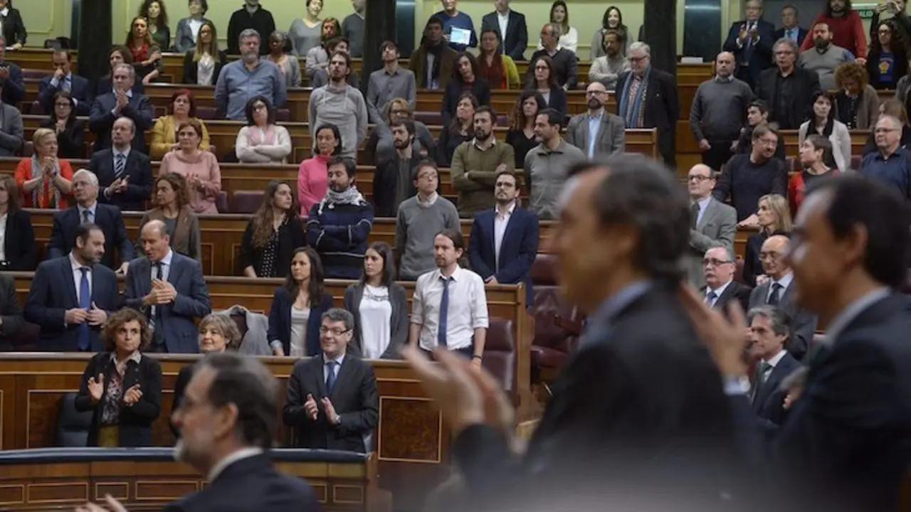 Diputados de Unidos Podemos (fondo). / Twitter