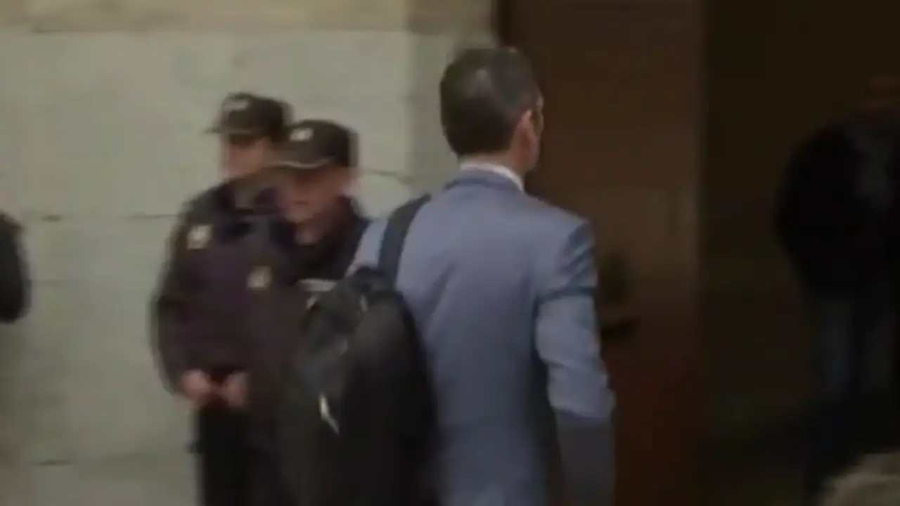 Urdangarin a su entrada en la Audiencia de Palma. / TV