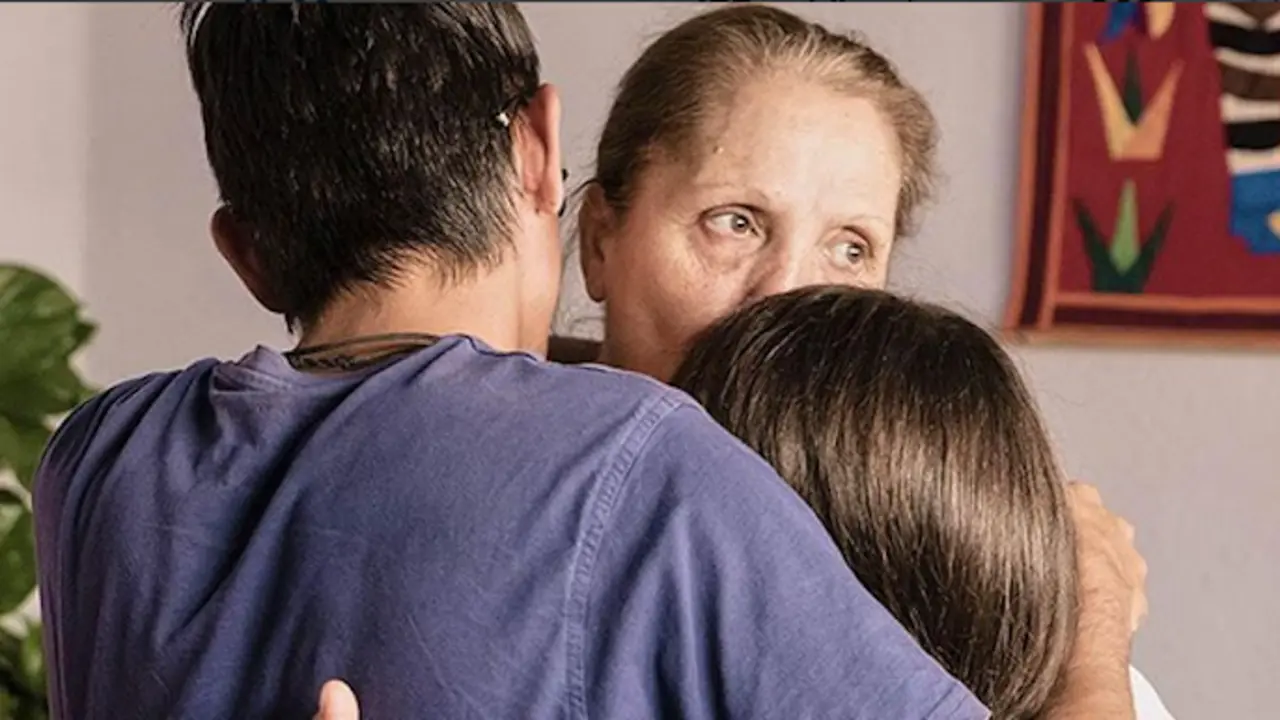 Abrazo entre madre e hijos. / Fundación Amigó