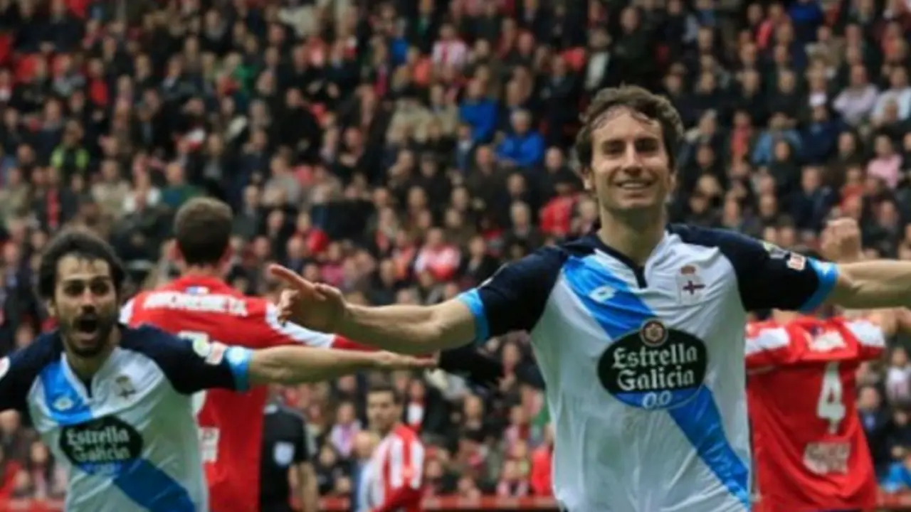 Mosquera celebra su gol junto a Arribas, a la izquierda. / Mundiario