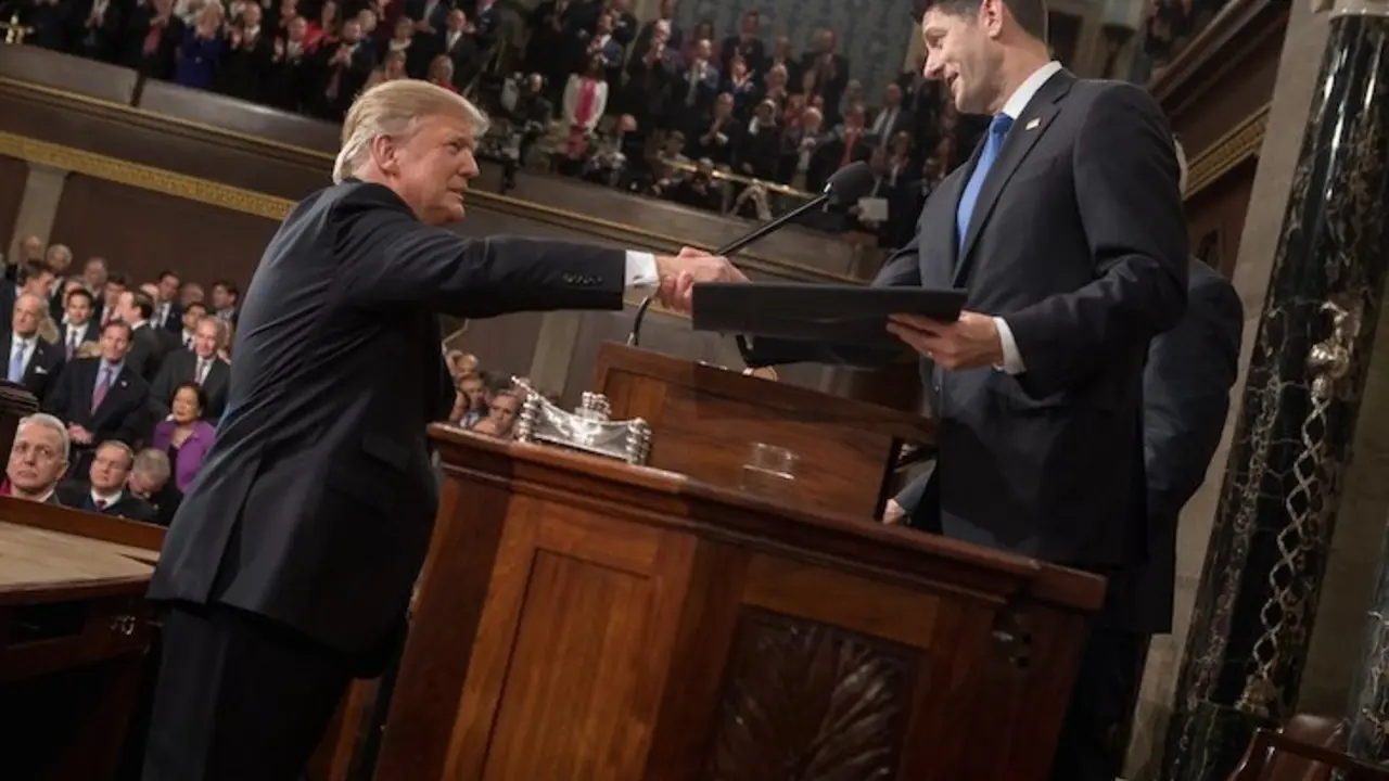 Paul Ryan y Donald Trump se saludan en el Congreso de Estados Unidos. / Twitter