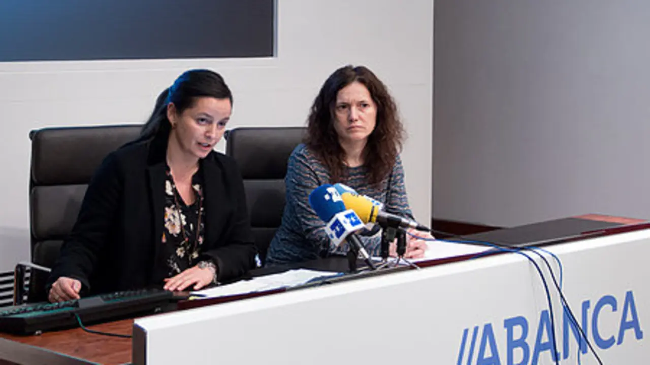 Tatiana Suárez Cancelo, directora de Responsabilidad Social Corporativa de Abanca, y Margarita Amor, vicerrectora de Estudiantes, Participación y Extensión Universitaria de la Universidade da Coruña. / Mundiario