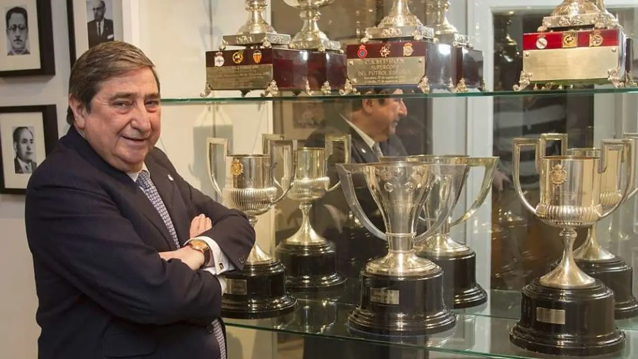 Augusto César Lendoiro posando con los t&iacute;tulos del Deportivo. / marca.com