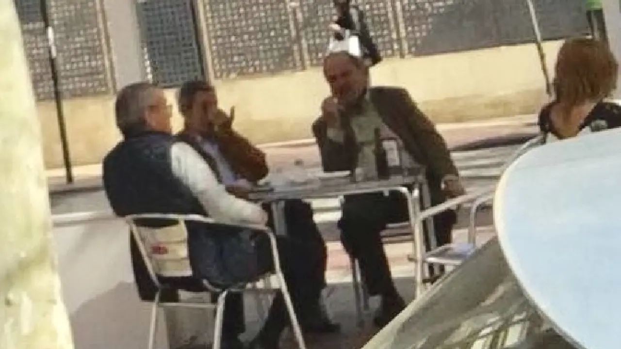 El magistrado Julián Pérez-Templado en un bar junto a Cosme Ruiz y a otra persona sin identificar. / El País