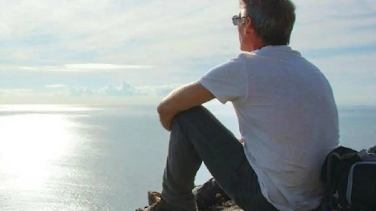Hombre mirando al horizonte. / PSN
