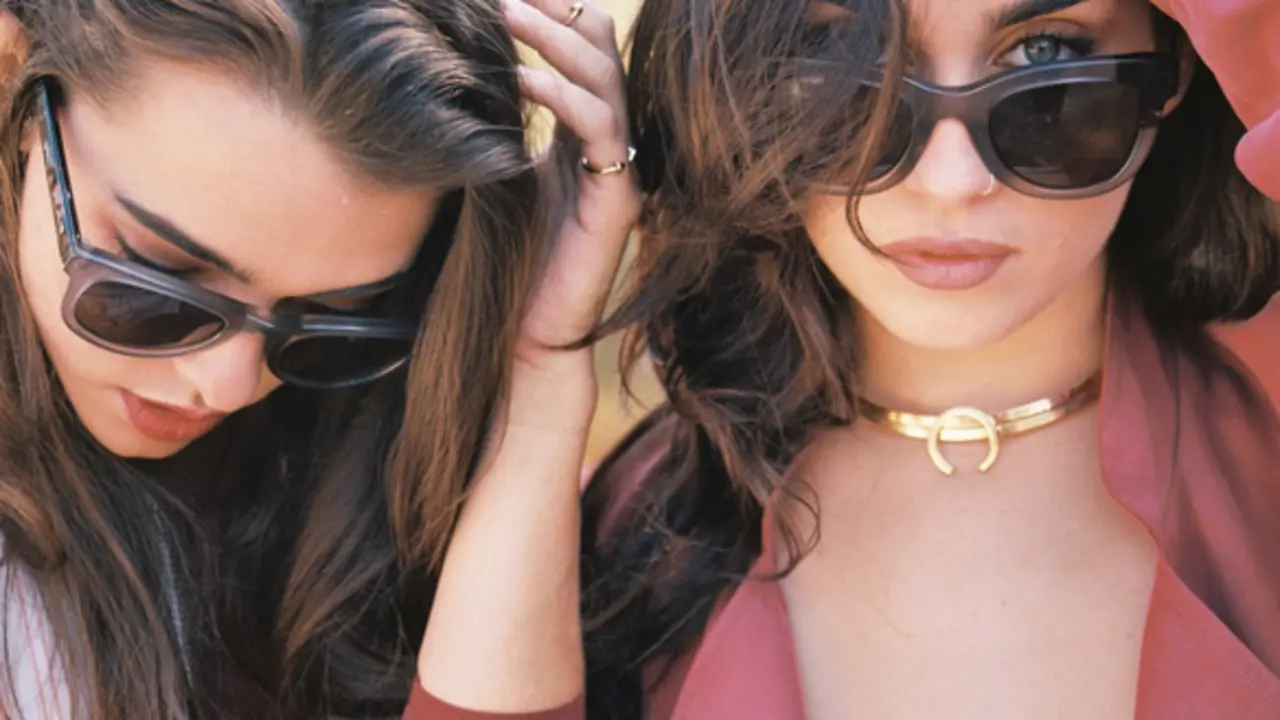 La rom&aacute;ntica sesi&oacute;n de fotos protagonizadas por lauren Jauregui y Lucy Vives. / Twitter