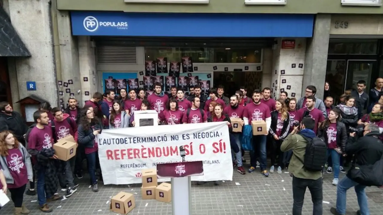 Miembros de Arran frente a la sede del PP de Barcelona. / Twitter