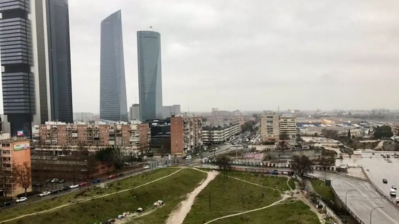 Chabolas junto a rascacielos en Madrid, una clara muestra de la desigualdad extrema.
