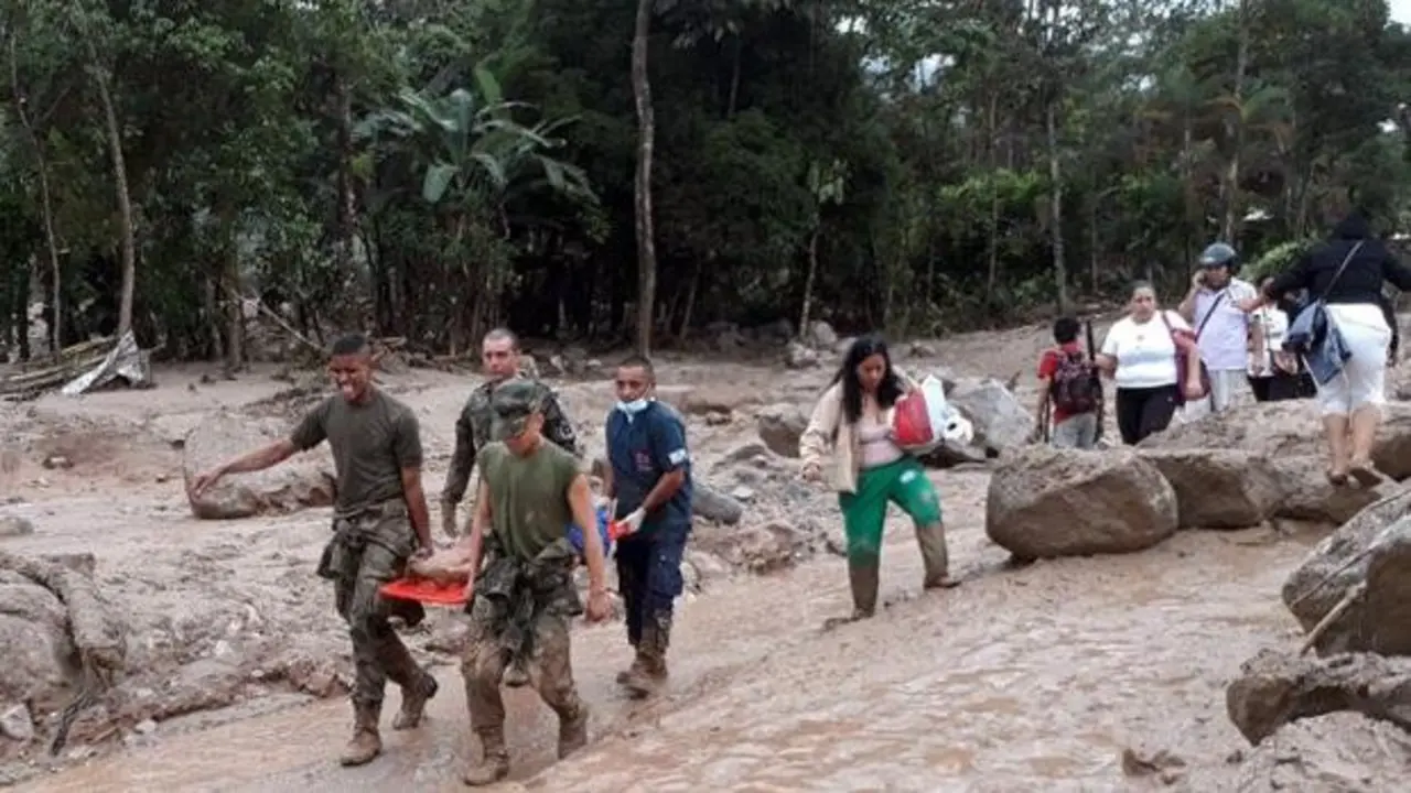 El ej&eacute;rcito ejerciendo labores de rescate Mocoa. / EFE