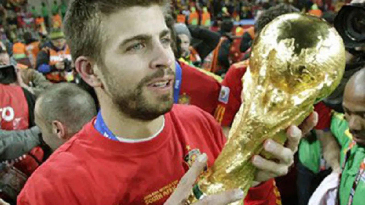 Piqu&eacute; con la Copa del Mundo en Sud&aacute;frica