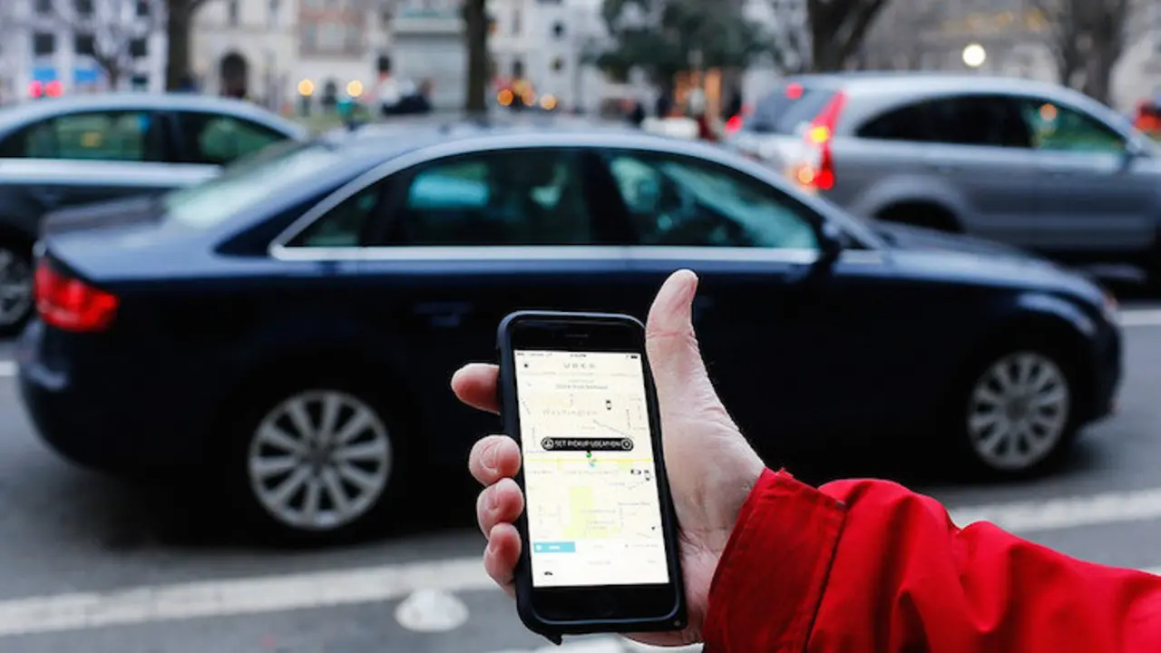 Un usuario muestra la interfaz de Uber.