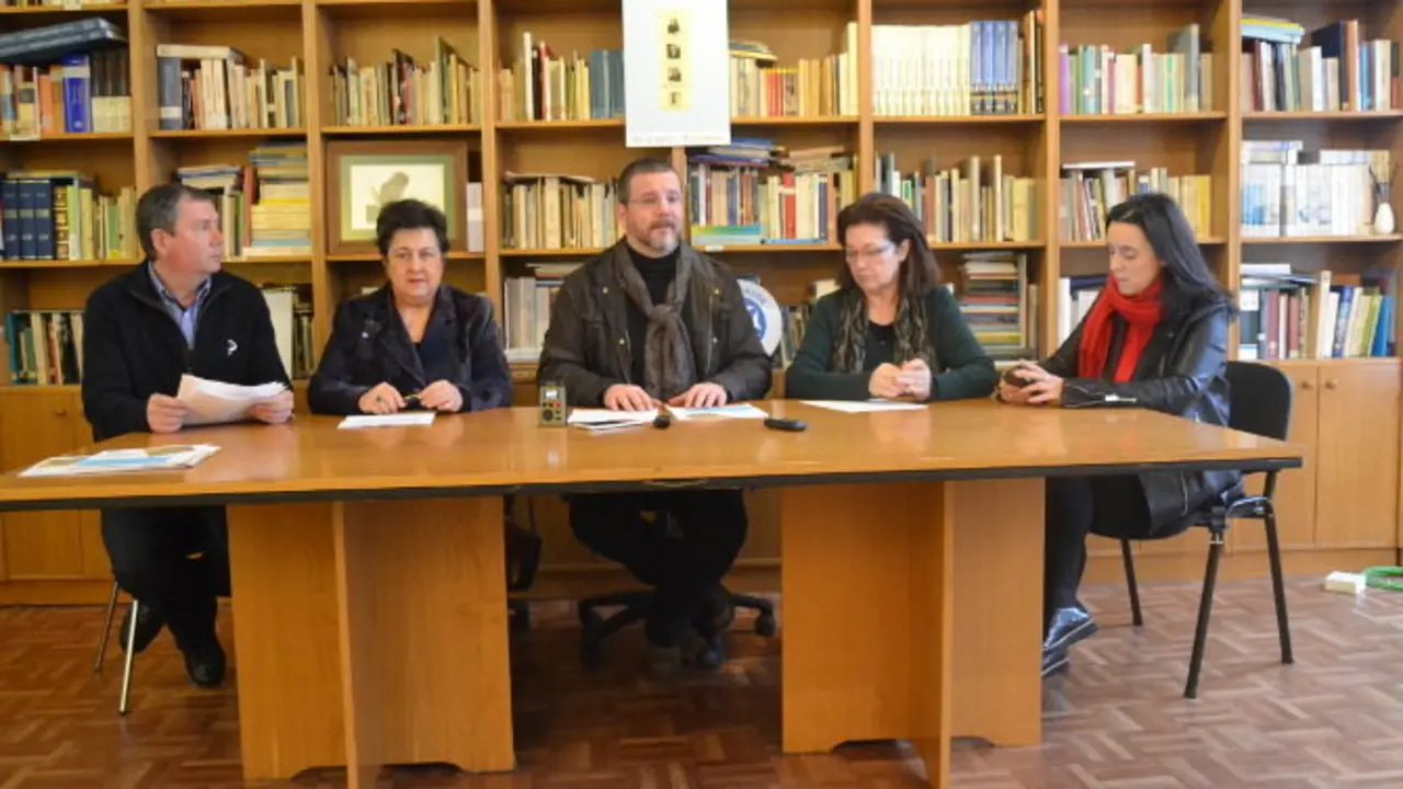 Mesa de la Federaci&oacute;n Galiza Cultura, cuya presidenta es Mar&iacute;a Pilar Garc&iacute;a Negro. / Mundiario