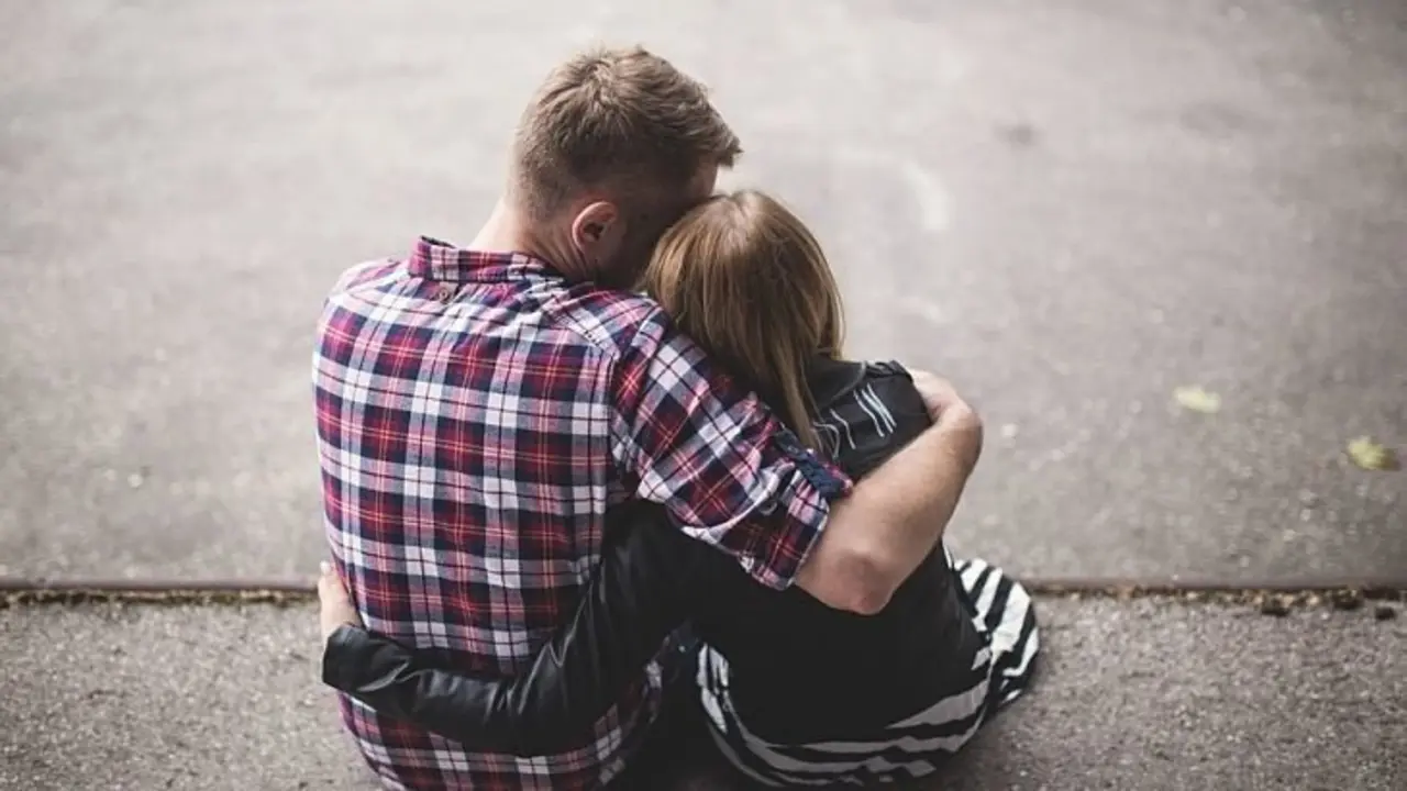 Dos enamorados abrazados Pixabay