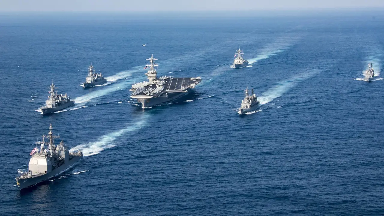 Un grupo de combate de EE UU, con el Carl Vinson en el centro, en el Pacífico. / US Navy