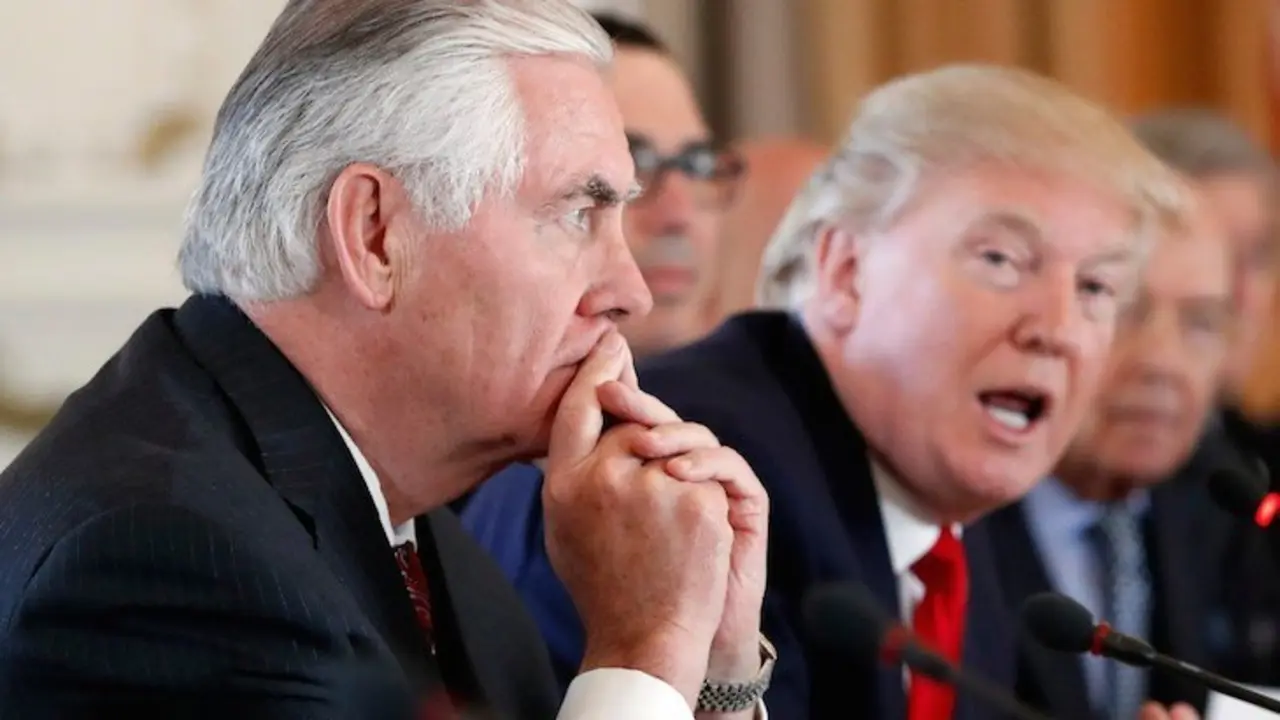 Rex Tillerson (primer plano), durante un acto oficial con Donald Trump (fondo). / Twitter